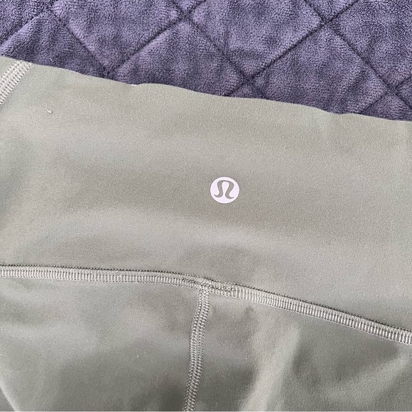 Lululemon Shorts Women 4 Nulu Colour Block High Rise Short 8” Yoga Green B14 - Picture 5 of 8